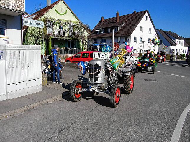 Edwin Braun hatte seinen Traktor mit aufgeblasenen Tieren zum Ampel-Zoo gemacht.