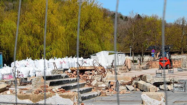 Jetzt soll es ganz schnell gehen und die letzten Reste der abgebrannten Scheffelhalle in Singen verschwinden: Bis in drei Wochen soll ...