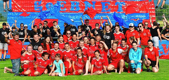 Bild 2: SV Niederhof steigt nach 3:2-Sieg bei der SG Ebnet in die Verbandsliga auf &ndash; und wir haben Bilder!