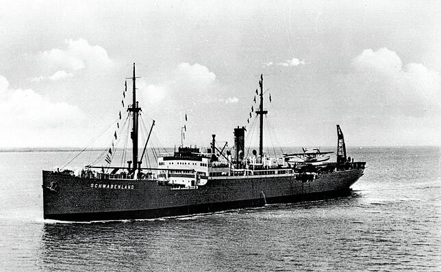 Die „Schwabenland“, ein zum Katapultschiff umgebauter Frachter, mit einem Dornier Wal an Bord.