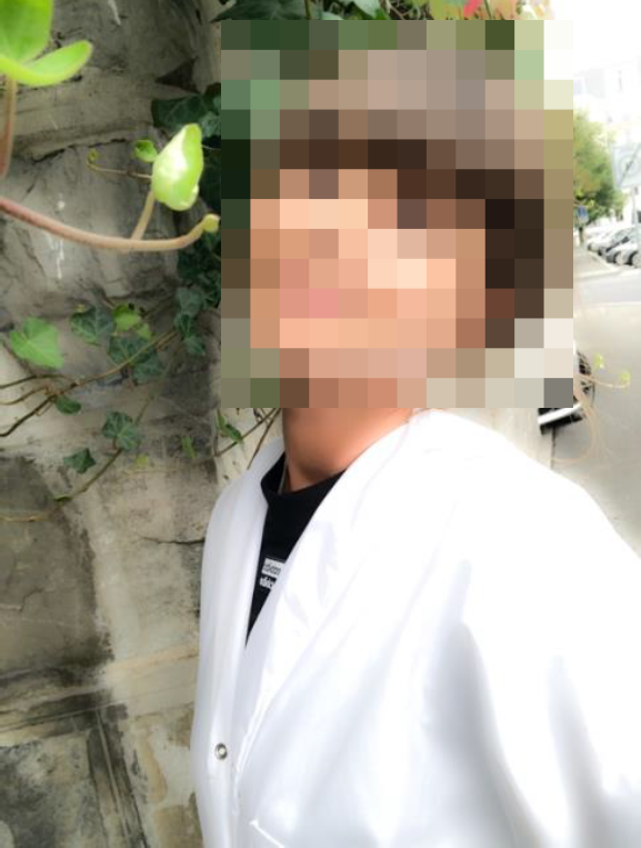 Daria Z. (Name geändert) posiert in Bewerbungsunterlagen stets in Arztkleidung.