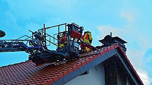Die Feuerwehr kontrolliert die Einsatzstelle auf dem Dach eines Hauses in Schonach sorgfältig. Der Schaden kann auf einen kleinen ...