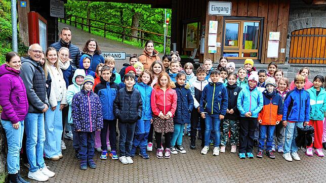 Die beiden dritten Klassen der Grundschule Triberg mit ihren Klassenlehrerinnen lassen sich von Nikolaus Arnold (zweiter von links) und ...