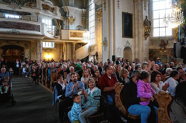 Viele Besucher: Blick in die katholische Pfarrkirche Tiengen beim Kinder für Kinder Konzert des Kiwanis Club Waldshut-Tiengen.
