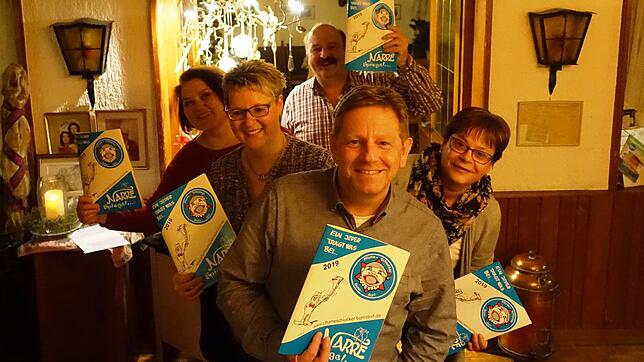 Monika Preiser, Tanja Rendler, Narrenvater Clemens Podeswa (hinten), Harald Meier und Susanne Spachholz (von links) präsentieren den ...