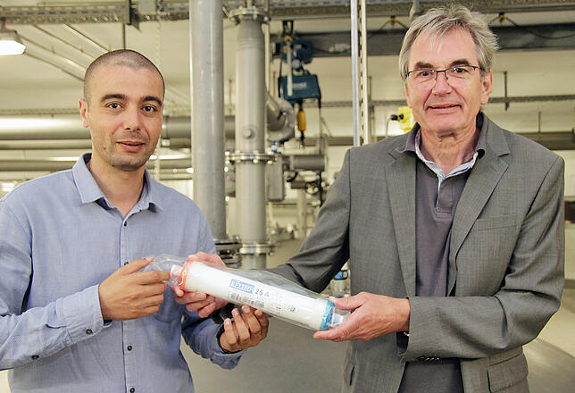 Mohamed Zouitine, Leiter Netze bei der SVS, und Geschäftsführer Ulrich Köngeter zeigen den Spezialfilter, durch welchen 200 Liter Wasser ...