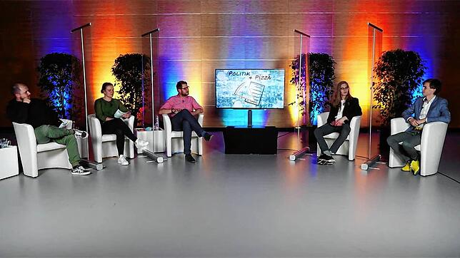 Alexander Rombach, Laura Zimmermann und René Herklotz (von links) führten als Moderatoren durch den Abend und leiteten die Fragen von ...