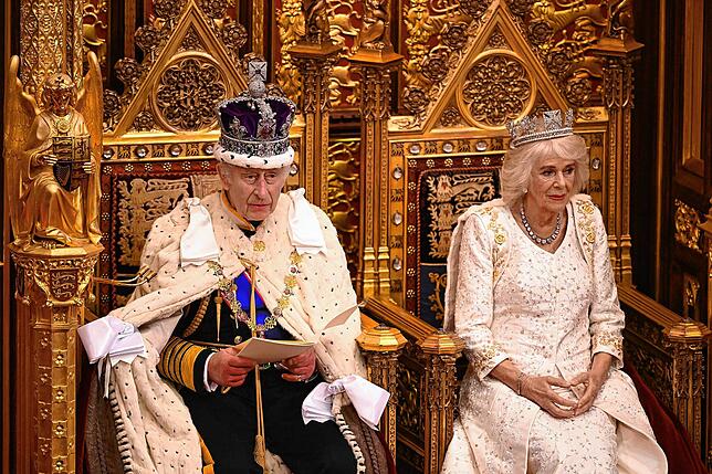 König Charles III. von Großbritannien hält bei der Staatseröffnung des Parlaments im House of Lords im Westminsterpalast seine Rede an ...