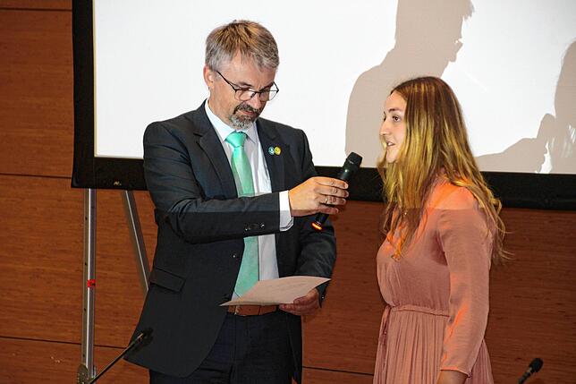 Großer Moment: Martin Gruner nahm Julia Olinger als jüngstes Mitglied des neuen Gemeinderats stellvertretend für das Gremium den ...