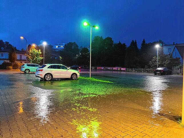 Der dm-Parkplatz in Stockach war überflutet. Menschen suchten Schutz unter dem Vordach oder im Drogeriemarkt.