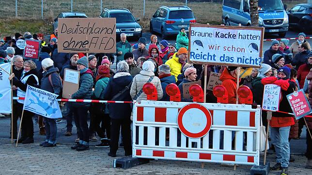 Etwa 250 Menschen beteiligten sich am Samstagabend an der Mahnwache vor der Stadthalle, um gegen eine Wahlveranstaltung der AfD zu ...