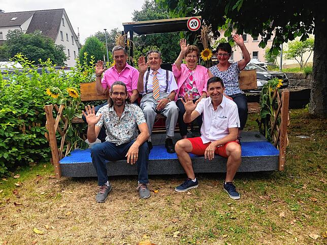 Familie Baumann (hinten, von links): Sohn Robert, Vater Karl, Mutter Hilde und Tochter Cornelia, vorne die Söhne Stefan und Markus.