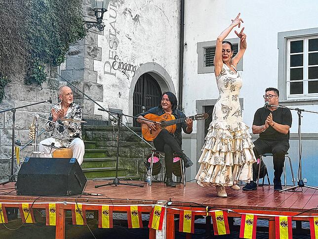 Die Leonor Moro Flamenco Company beim Auftritt am Samstag (von links): Ricardo Espinosa am Cajon, Agustin de la Fuente an der Gitarre, ...