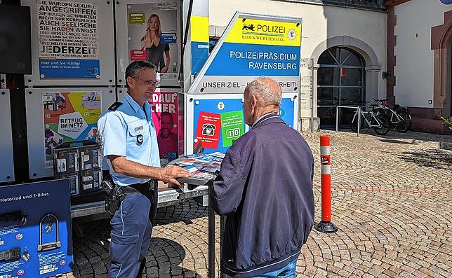 Klaus Keller (l.) ist vor allem in der Seniorenprävention tätig und sensibilisiert ältere Menschen etwa beim Thema „Enkeltrick“.