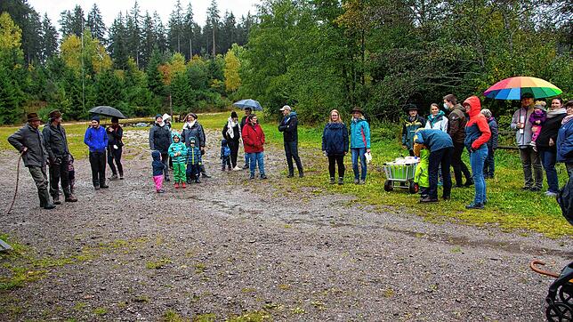 Groß war das Interesse, mehr über einen möglichen Waldkindergarten in Grafenhausen zu erfahren. Mit dabei waren auch Bürgermeister ...