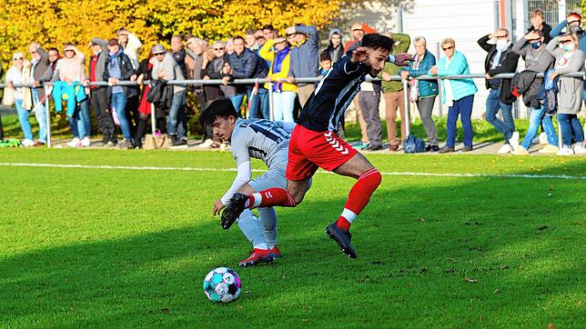 Der SC Konstanz-Wollmatingen (rechts Mert Tuncer) freut sich auf das Topspiel gegen den Türkischen SV Singen (links Mo Demir).