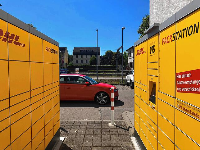 Ein Auto fährt an einer Packstation auf einem Parkplatz an der Robert-Gerwig-Straße vorbei. Die Möglichkeit, Pakete rund um die Uhr ...