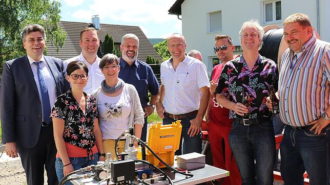 Alle, die dafür geschafft haben, dass der neue Betreiber ein ordentliches Netz vorfindet, freuten sich (von links): Landrat Martin ...