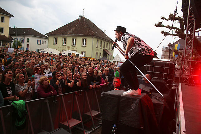 Johannes Oerding sorgt für Stimmung auf dem Marktplatz.