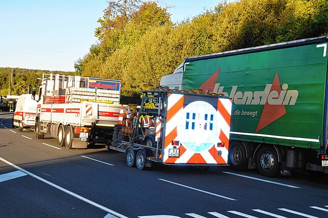 Mit speziellen Transportfahrzeugen wird auf der B27 zwischen dem Zollgrenzbezirkc Neuhaus und Bargen die Baustelle zur Straßensanierung ...