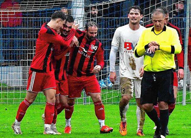 Premiere: Hassan Nassereddine (Mitte) wird nach dem Ausgleich zum 2:2 beim FC Erzingen von Luca Azzato und Marco Lohr für sein erstes ...