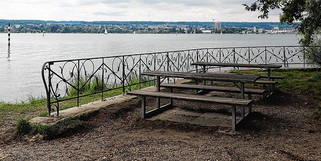 Tische und Bänke am Uferweg in Konstanz stehen im August wieder im Trockenen.