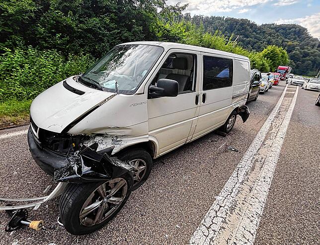 Ein Unfall bei Ueken im Kanton Aargau führte zu einem massiven Stau.
