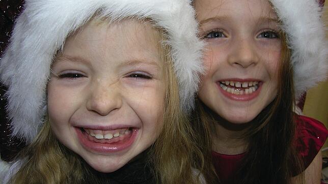 Sie sind glücklich miteinander: Die Geschwister Sophia und Maya, die heute Geburtstag feiert, genießen in diesen Tagen den verschneiten ...