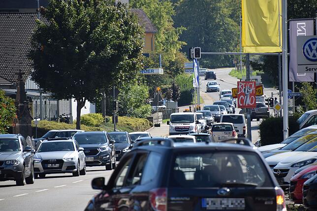Der Blick vom Linde-Kreisel in die Ludwigshafener Straße (B&nbsp;31-alt). Hier gibt es immer wieder lange Rückstaus aus Richtung Autobahn.