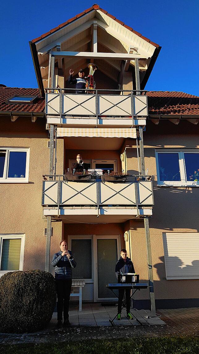 Namen der Beteiligten von oben nach unten sind: Bendel an der Tuba, Corinna Kindschuh und Dietmar Wehrle an den Trompeten und Arne ...