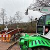 Mit einem Hebekran versuchte der Chef des Wehrer Bauhofs Werner Grether die Brücke von dem angespülten Treibgut zu befreien.