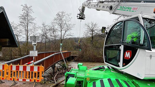 Mit einem Hebekran versuchte der Chef des Wehrer Bauhofs Werner Grether die Brücke von dem angespülten Treibgut zu befreien.