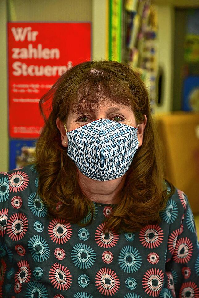 Buchhändlerin Sabine Hauser auf einem Archivbild vom April 2020, als Behelfsmasken noch erlaubt waren. Längst arbeiten sie und ihre ...