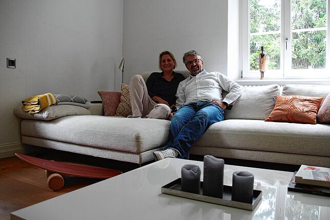 Hier tankt der OB-Kandidat Kraft: Martin Gruner mit seiner Frau Iris Dörffeldt auf dem Sofa im heimischen Wohnzimmer.