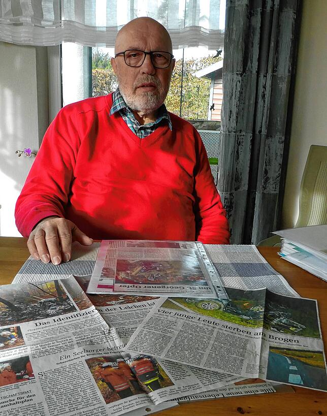 Auf dem Wohnzimmertisch von Michael Radigk in Pfaffenweiler liegen Zeitungsberichte über den Flugzeugabsturz in Blumberg im Oktober 2000.