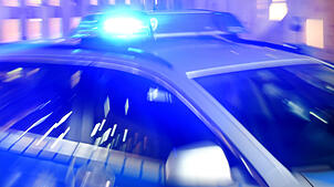 Ein Polizeiauto im Einsatz (Symbolbild).
