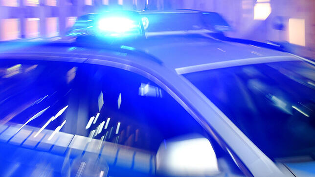Ein Polizeiauto im Einsatz (Symbolbild).