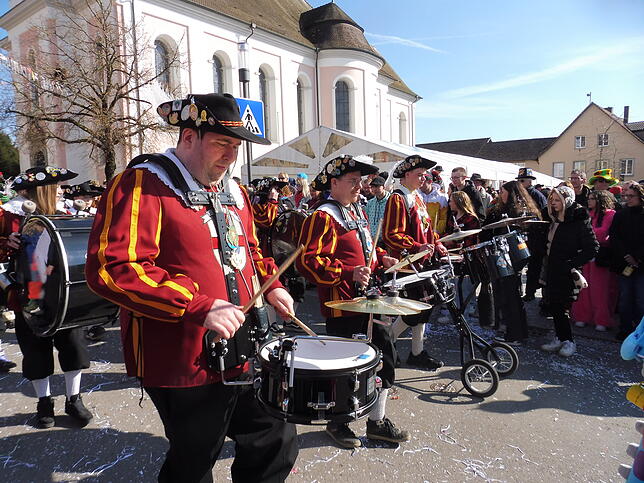 Bild 6: Fasnet-Sunntig-Umzug 2025 in Hilzingen: Farbenfrohes Treiben