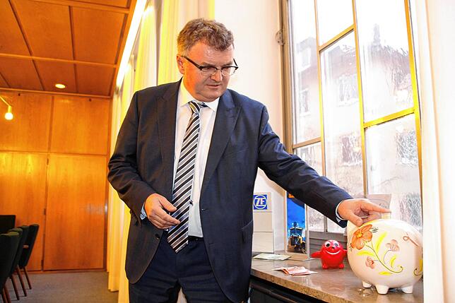 Der damalige Oberbürgermeister Andreas Brand 2017 mit einem Sparschwein in seinem Büro. Ein Teil der Dividende von ZF sollte fortan in ...