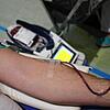Südkurier-Reporter Dominique Hahn bekommt im Rahmen eines Selbstexperiments einen halben Liter Blut abgenommen (Archivbild). Auch in ...