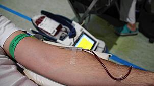 Südkurier-Reporter Dominique Hahn bekommt im Rahmen eines Selbstexperiments einen halben Liter Blut abgenommen (Archivbild). Auch in ...