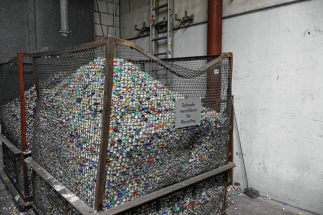 Die Aluminiumdeckel der Glasflaschen kommen ins Recycling.