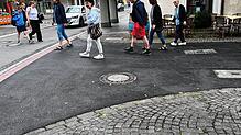 An der Einmündung von der Christophstraße in die Grabenstraße: Asphalt statt Pflaster soll hier künftig verhindern, dass Fußgänger ...