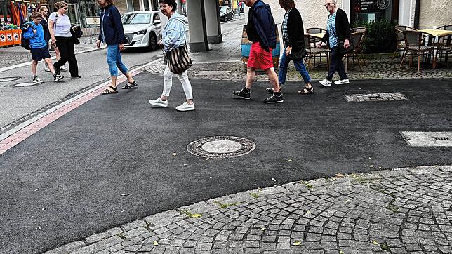 An der Einmündung von der Christophstraße in die Grabenstraße: Asphalt statt Pflaster soll hier künftig verhindern, dass Fußgänger ...