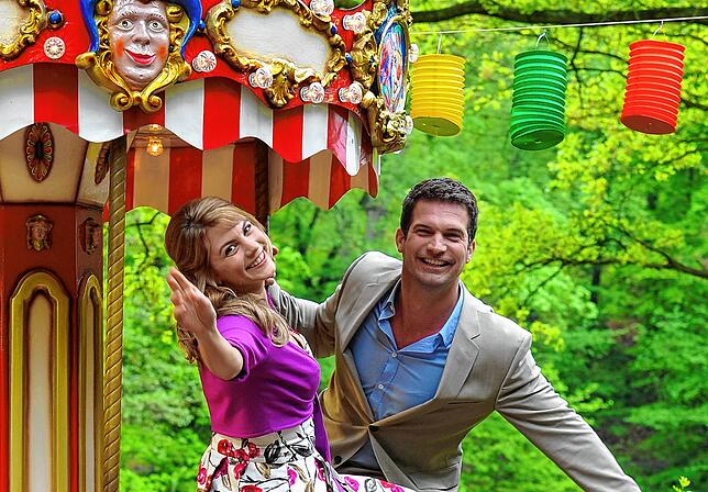 Die Schauspieler Luise Bähr als Hanna Sommer und Simon Böer als Maximilian Castellhoff am Rande von Dreharbeiten für die ZDF-Telenovela ...