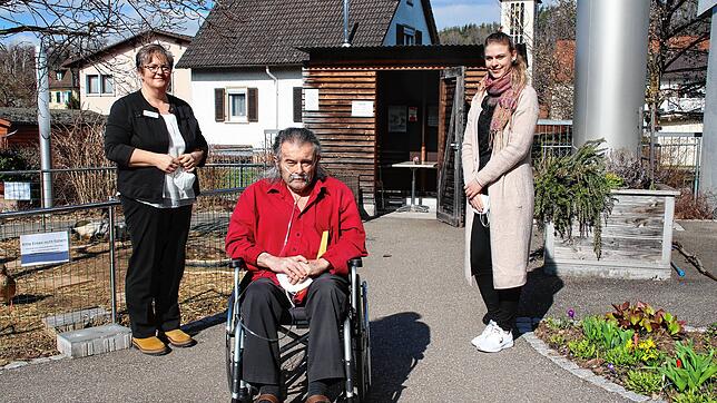 Erleichtert zeigen sich (von links) die Leiterin des Seniorenzentrums &bdquo;Sonnengarten&ldquo; Marina Meier, Bewohner Wilhelm Polz und ...
