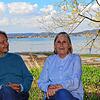 Wo der Igel im Untersee schwimmen geht: Uwe Stoffel und Ute Kleeberg freuen sich am Ufer in Iznang über die Verleihung des Ehrenpreises ...