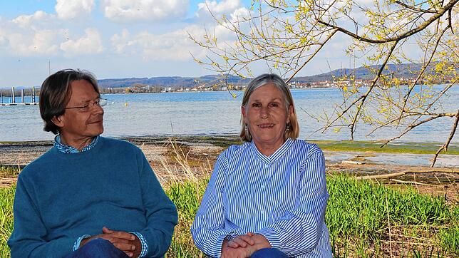 Wo der Igel im Untersee schwimmen geht: Uwe Stoffel und Ute Kleeberg freuen sich am Ufer in Iznang über die Verleihung des Ehrenpreises ...