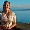 Weinprinzessin Elin Sophie Arnold auf der Meersburger Schlossterrasse, im Hintergrund der Bodensee, dessen deutsche Winzer sie vertritt.