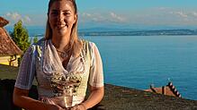 Weinprinzessin Elin Sophie Arnold auf der Meersburger Schlossterrasse, im Hintergrund der Bodensee, dessen deutsche Winzer sie vertritt.